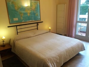 Double bedroom, with private bathroom and balcony, in 3-bedroom house