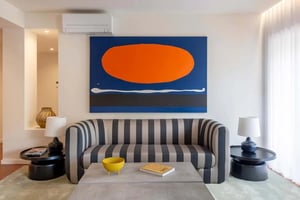 Striped sofa art lamps coffee table living room at Moderno T2 nas prestigiadas Avenidas Novas — uma das zonas mais centrais e bem servidas de Lisboa 1C in Lisbon Student Accommodation