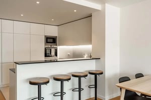 Modern kitchen with bar stools and dining table kitchen at Apartment in Rua de Santa Engrácia, Lisboa for 112 m² with 2 bedrooms in Lisbon Student Accommodation