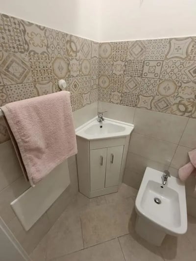 Corner sink and bidet with towel bathroom at Cozy studio very close to Università degli Studi di Palermo in Palermo Student Accommodation