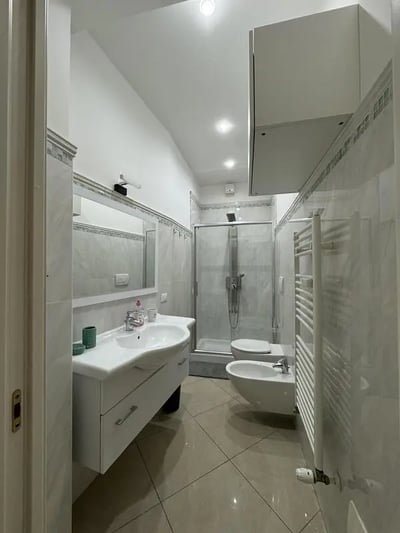 Sink toilet bidet shower radiator bathroom at Neat single bedroom in the heart of Verona in Verona Student Accommodation