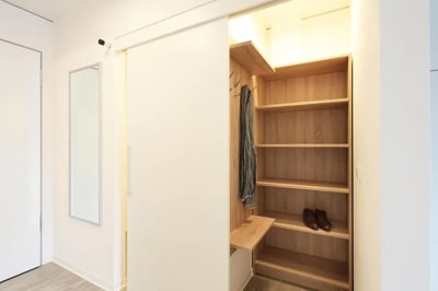 Wardrobe with shelves scarf and shoes entryway at Inviting studio close to the Tübingen Derendingen train station in Tübingen Student Accommodation