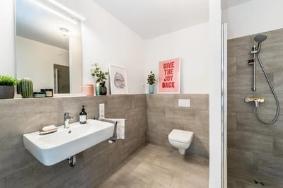 Modern sink toilet and shower with artwork Bathroom at Single bedroom in a 4 bedroom apartment in Moabit in Berlin Student Accommodation