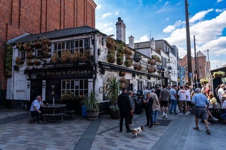 Street view of Kelly's Cellars with people exterior at Belfast Student Accommodation
