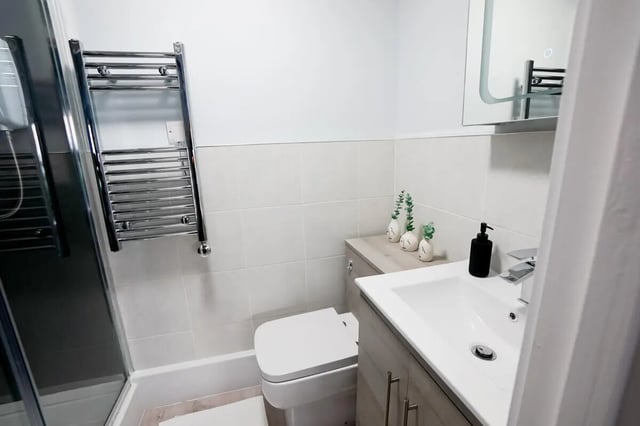 Shower toilet sink towel rack bathroom at Madison Gardens in Nottingham Student Accommodation