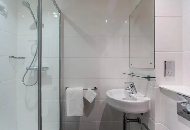 Shower sink mirror towels bathroom at Queens Court in Reading Student Accommodation