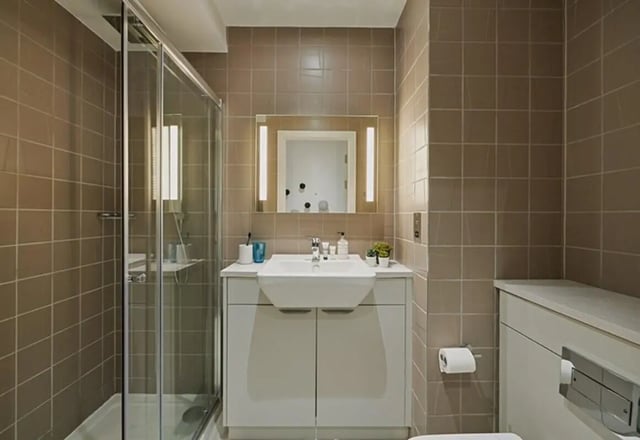 Shower sink mirror toilet tiled bathroom at aparto Glasgow West End in Glasgow Student Accommodation