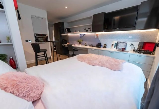 Bed desk and kitchen area bedroom at aparto Glasgow West End in Glasgow Student Accommodation