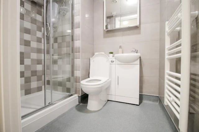 Toilet sink shower and towel rail bathroom at Stanley House Nottingham in Nottingham Student Accommodation