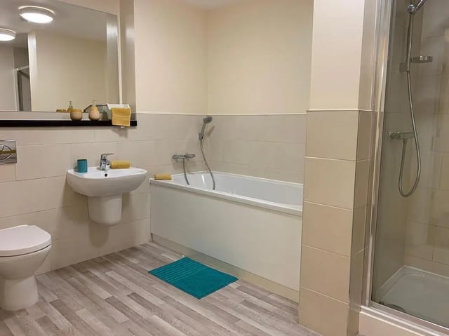 Toilet sink bathtub shower glass enclosure bathroom at Newton House Glasgow in Glasgow Student Accommodation