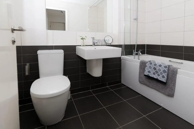 Toilet sink and bathtub with towels bathroom at Linksfield in Aberdeen Student Accommodation