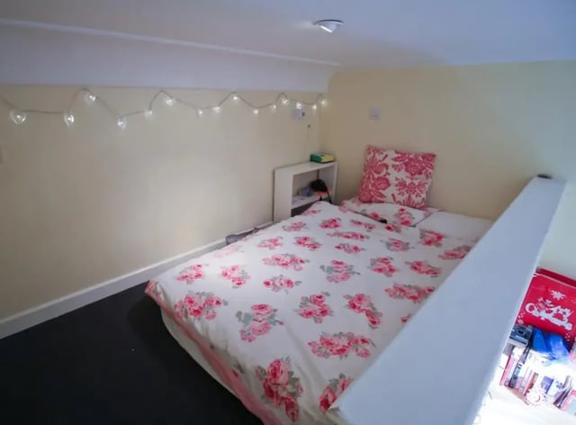 Bed with floral duvet heart lights bedroom at Radmoor House in Loughborough Student Accommodation