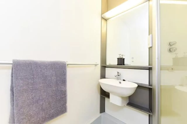 Sink, towel, shower, mirror bathroom at Gibson Street in Glasgow Student Accommodation