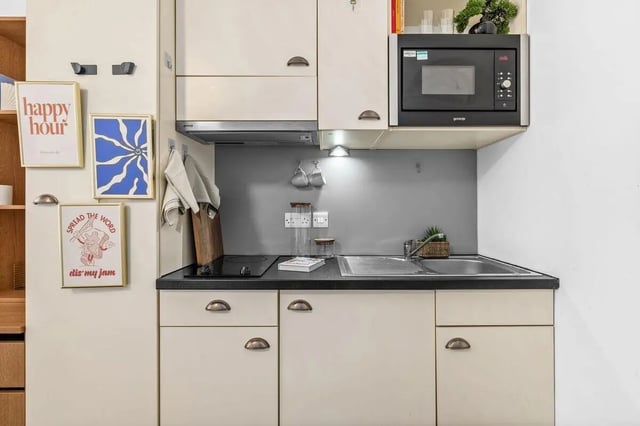 Microwave hob sink and cabinets kitchen at Algernon Firth in Leeds Student Accommodation