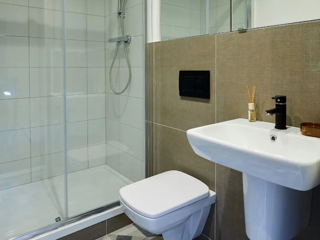 Shower toilet sink and diffuser bathroom at Arasain P&V in Dublin Student Accommodation