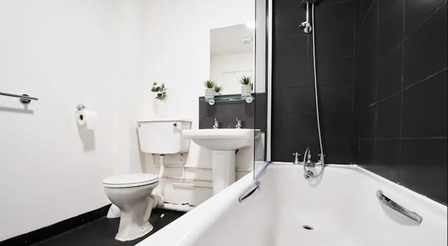 Toilet sink bathtub with plants bathroom at Manchester House in Manchester Student Accommodation
