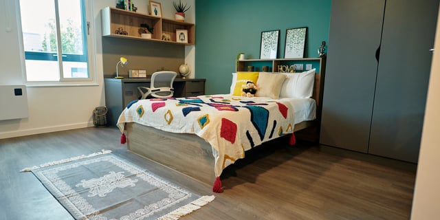 Bed desk rug and wardrobe bedroom at Canvas Bristol in Bristol Student Accommodation