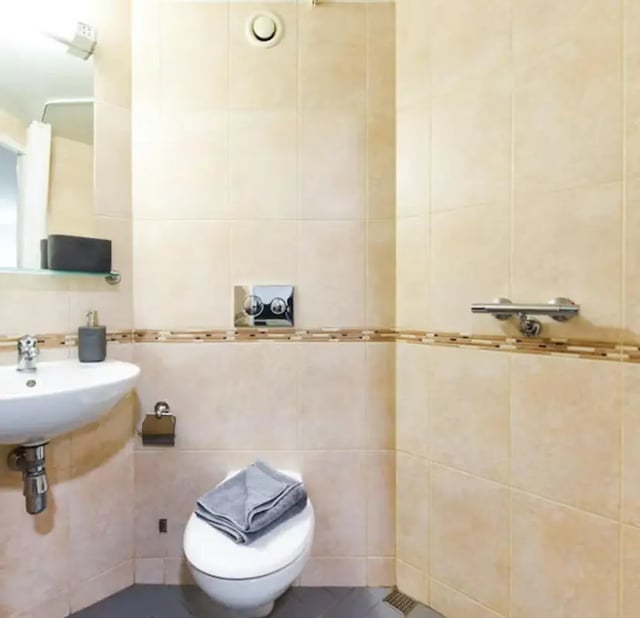 Sink toilet towel and shower controls bathroom at Nottingham Two in Nottingham Student Accommodation