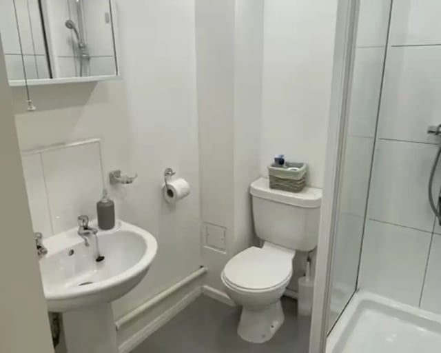 Toilet sink and shower with mirrored cabinet Bathroom at Queens Court Leicester in Leicester Student Accommodation