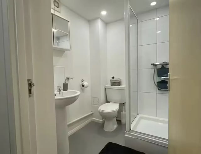 Sink toilet and shower enclosure bathroom at Queens Court Leicester in Leicester Student Accommodation