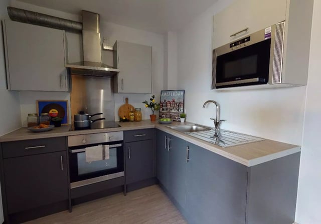 Oven hob extractor fan sink microwave kitchen at iQ Exchange in Nottingham Student Accommodation