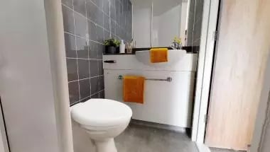 Toilet sink mirror orange towels bathroom at iQ Broderick House in Birmingham Student Accommodation