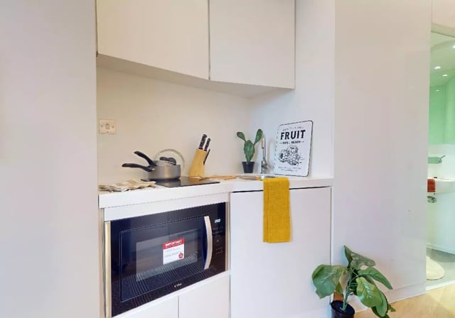 Microwave stove pots and sink kitchen at iQ East Court in London Student Accommodation
