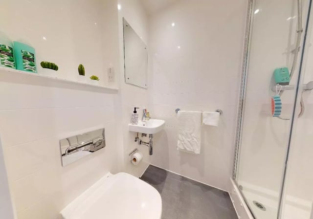 Toilet sink towels shower toiletries bathroom at iQ Nelson Court in Nottingham Student Accommodation