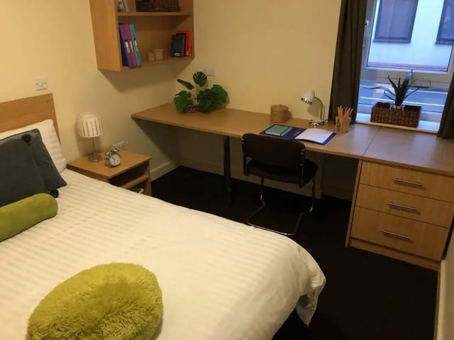 Bed with desk and chair bedroom at Foundry 1 in Loughborough Student Accommodation