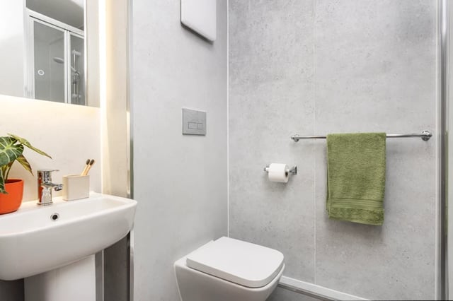 Toilet sink shower and green towel bathroom at Cedar House in Liverpool Student Accommodation