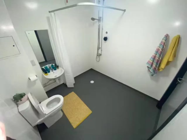 Toilet sink shower and towels bathroom at Swanston House in Belfast Student Accommodation