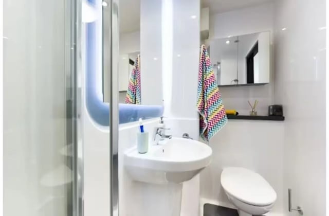 White sink toilet shower stall and towel bathroom at Swanston House in Belfast Student Accommodation