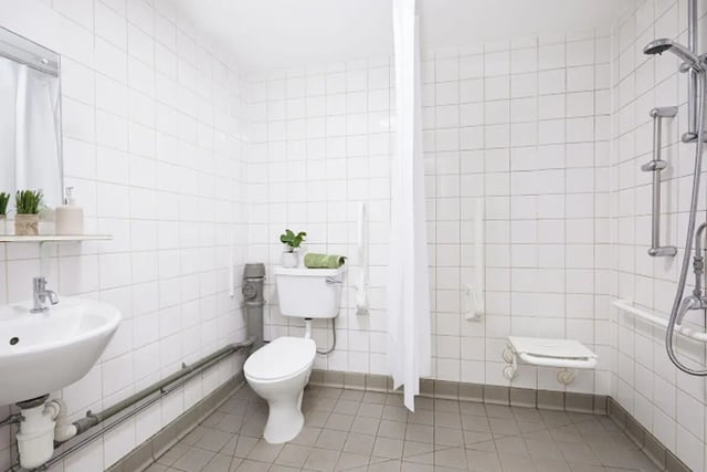 Sink toilet shower seat shower bathroom at Lakeside in Birmingham Student Accommodation