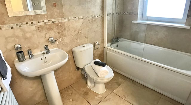 Sink toilet and bathtub with shower screen bathroom at Hassells Bridge House in Newcastle Under Lyme Student Accommodation
