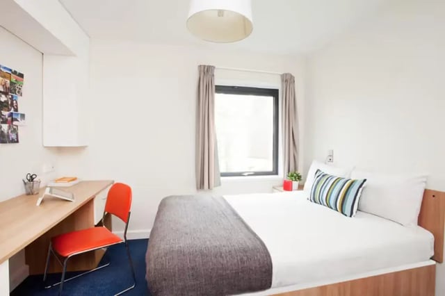 Desk bed and chair bedroom at Dorset House in Oxford Student Accommodation