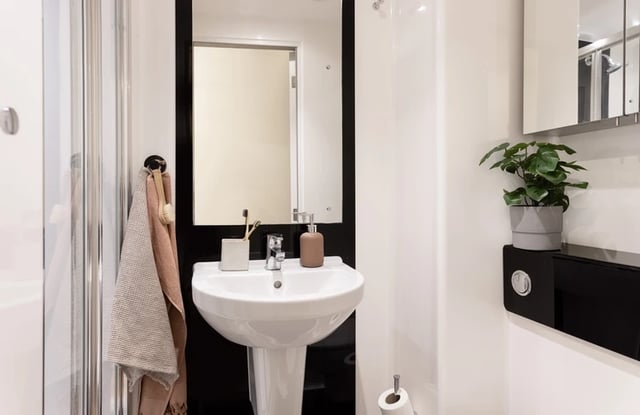Pedestal sink with towels and toiletries bathroom at Horizon Heights in Liverpool Student Accommodation