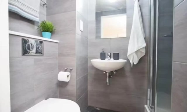 Toilet sink towel and shower enclosure bathroom at Edge Apartments in Birmingham Student Accommodation