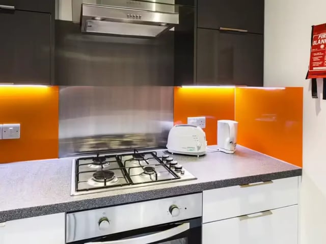 Gas hob toaster kettle fire blanket kitchen at 125 Ashford Street in Stoke-On-Trent Student Accommodation