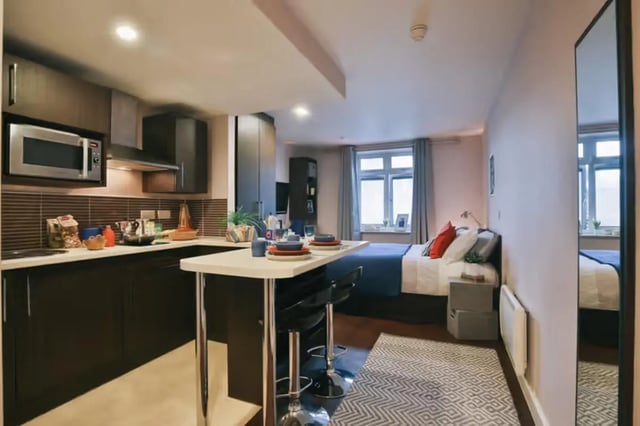 Kitchen with bed and breakfast bar bedroom at Talbot Studios in Nottingham Student Accommodation