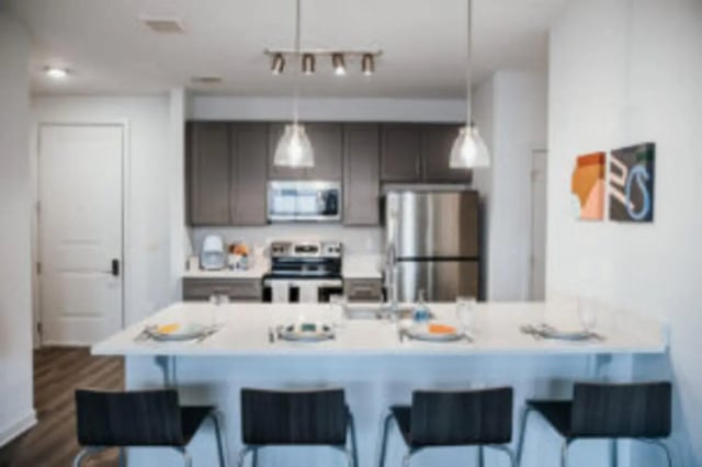 Modern kitchen island with bar stools kitchen at Vista Starkville in Starkville Student Accommodation