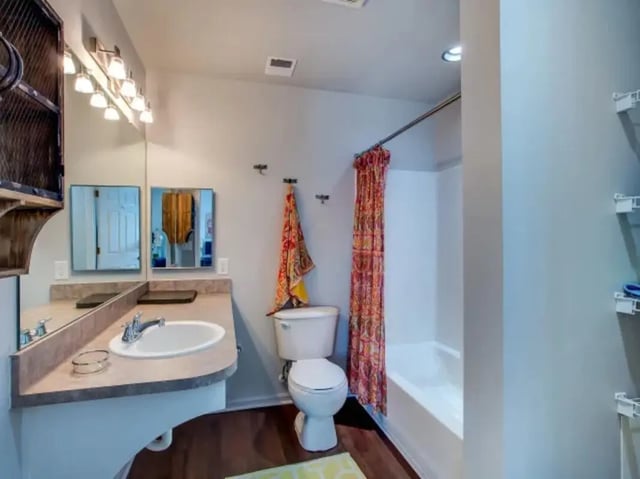 Vanity sink toilet shower bathtub with colorful curtain Bathroom at The Landings at Chandler Crossings in East Lansing Student Accommodation