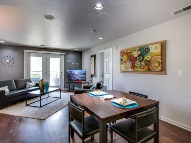 Dining table with chairs living room living room at The Landings at Chandler Crossings in East Lansing Student Accommodation