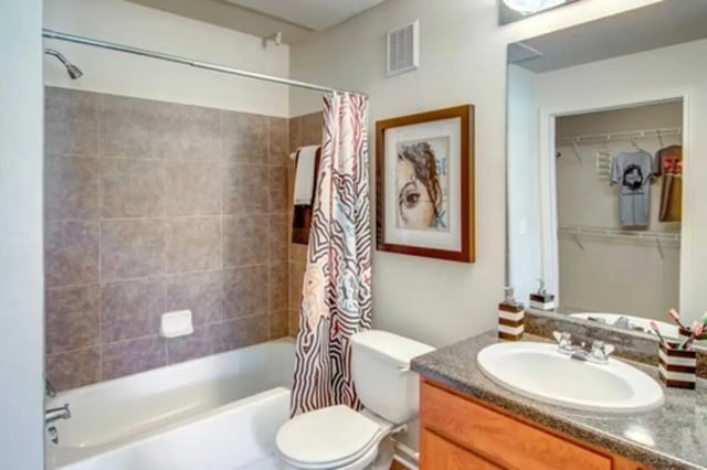 Toilet sink tub shower curtain closet bathroom at Gateway at Huntsville in Huntsville Student Accommodation