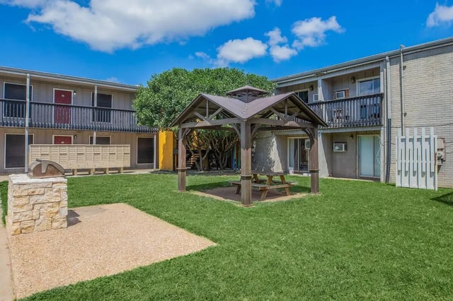 Gazebo with picnic table outdoor amenity exterior at Villas De Sendero in San Antonio Student Accommodation