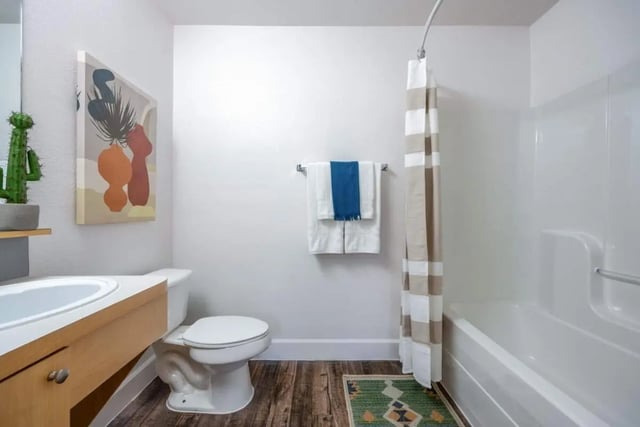 Toilet sink artwork bathtub shower curtain bathroom at Cabana Beach San Marcos in San Marcos Student Accommodation