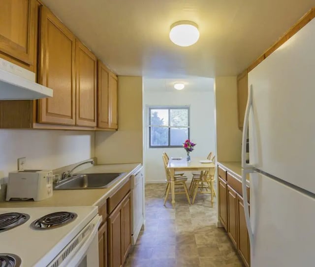 Kitchen with cabinets sink and dining table kitchen at Parkway Plaza in State College Student Accommodation