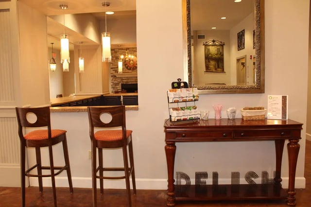 Two bar stools with tea station and mirror living room at Grove at Cheney in Pullman Student Accommodation
