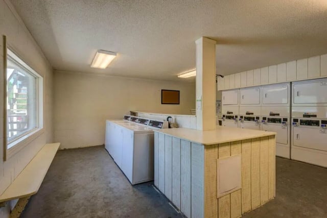 Laundry room with washing machines and dryers at Grand Duke in Harrisonburg Student Accommodation