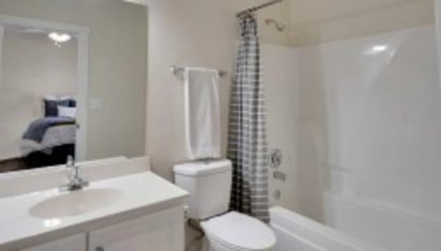 Sink toilet shower curtain and tub bathroom at The Cottages at Lake Tamaha in Tuscaloosa Student Accommodation