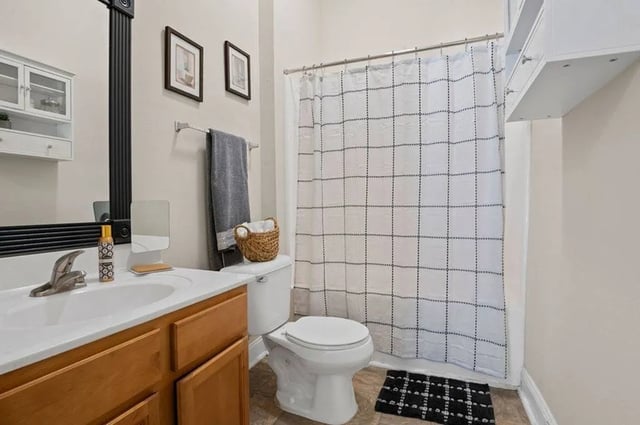 Sink toilet shower curtain and basket bathroom at Central House on Stadium in Mobile Student Accommodation